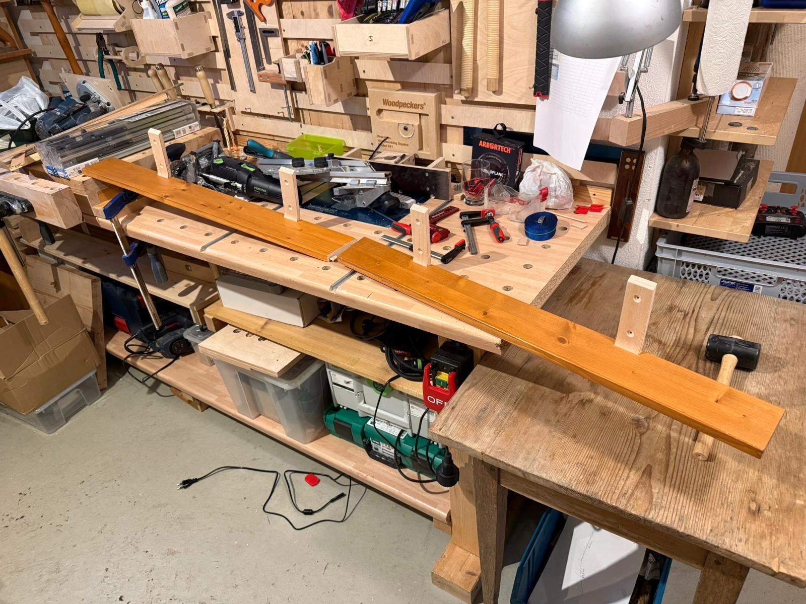 Holzbauteil und Werkzeug auf einer Werkbank